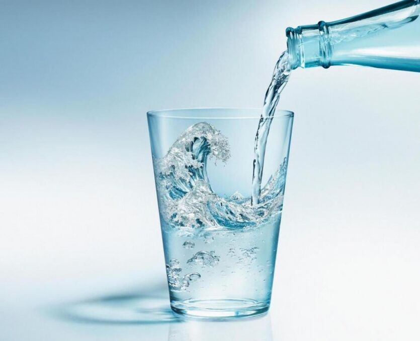 По време на питейната диета трябва да пиете много чиста вода