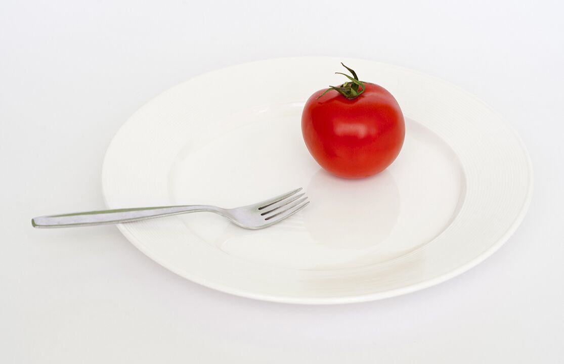 домат с вилица на чиния